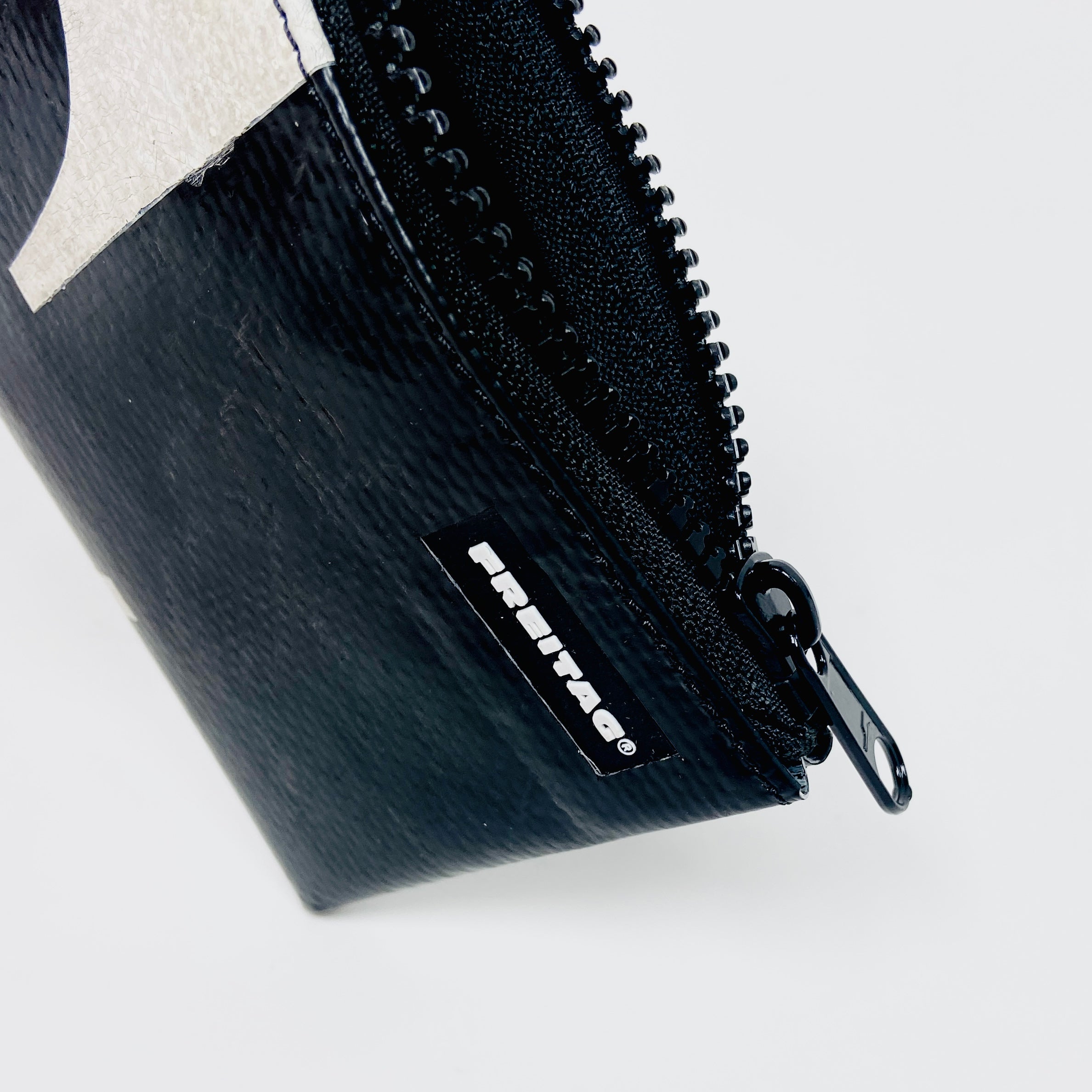 FREITAG フライターグ ポーチ F05 BLAIR ブラック FREITAG F05 - Blair - Black with White and Black Zip – UNITOM