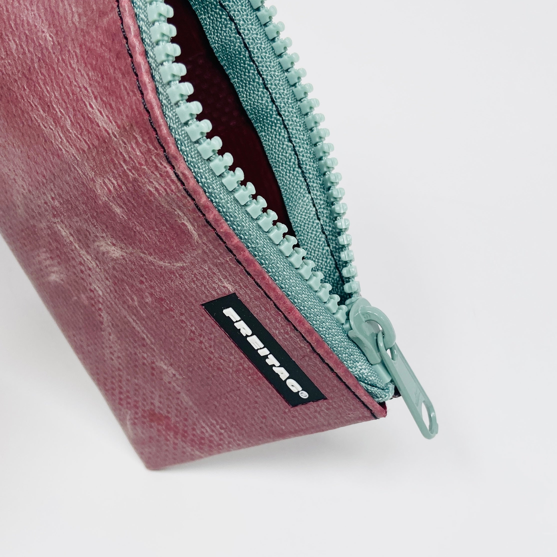 FREITAG F05 - Blair - Burgundy with Mint Zip | UNITOM