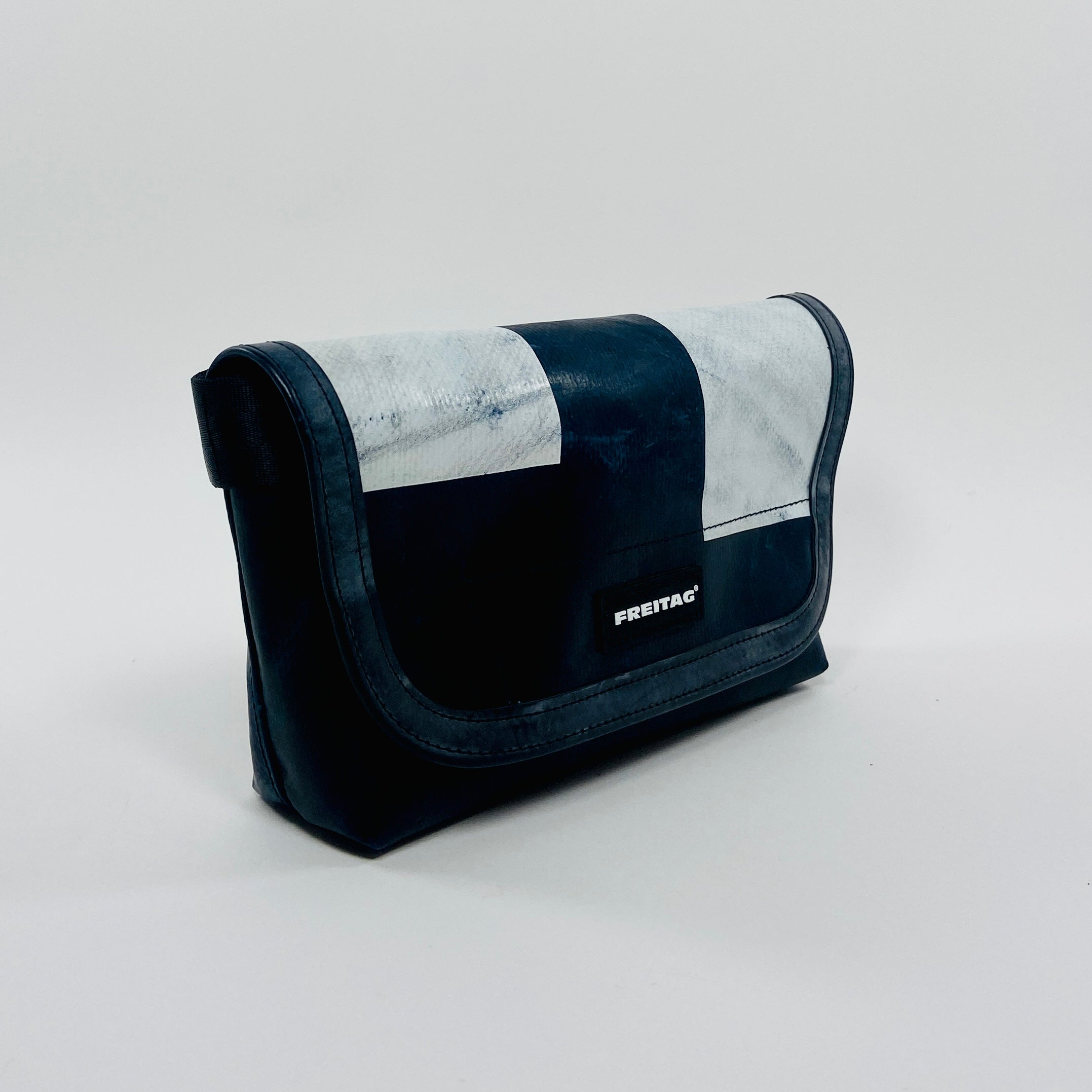 FREITAG F40 - Jamie - Midnight Blue with White – UNITOM