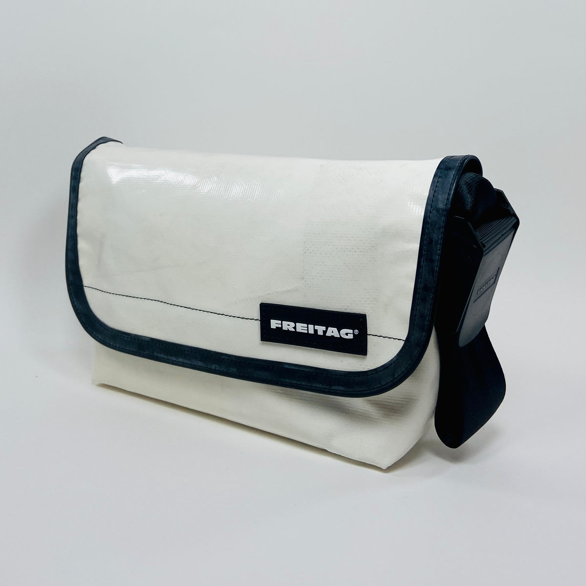 FREITAG F41 - Hawaii Five-0 - White