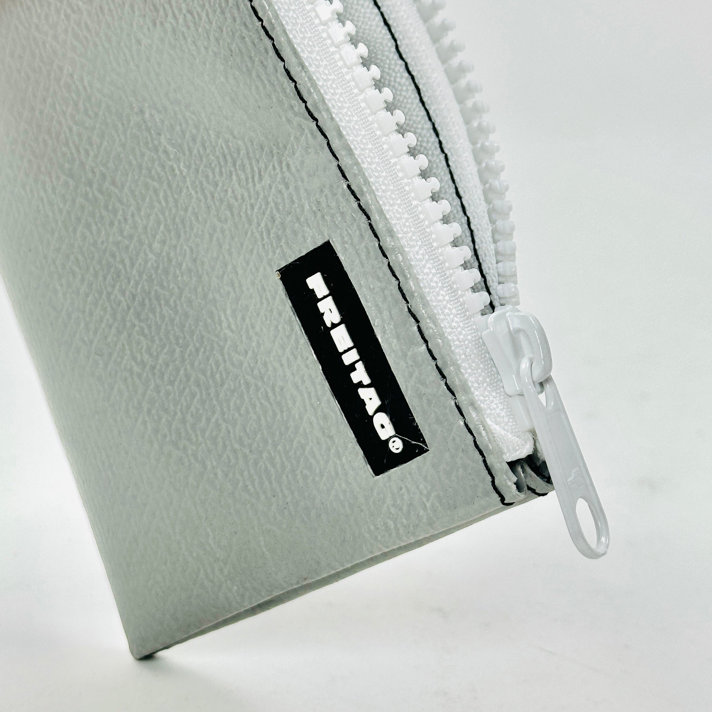 小物 FREITAG F05 BLAIR FREITAG F05 - Blair - Silver with White Zip – UNITOM